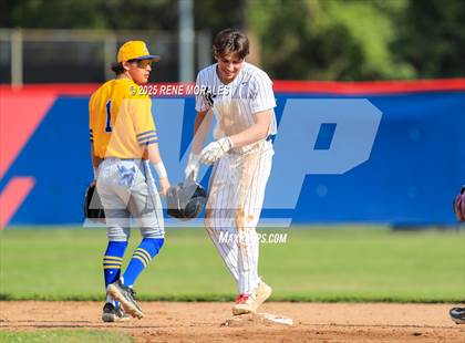 Thumbnail 3 in Bishop Amat vs La Salle photogallery.