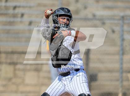 Thumbnail 1 in Bishop Amat vs La Salle photogallery.