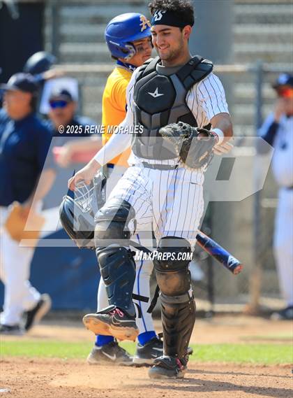 Thumbnail 2 in Bishop Amat vs La Salle photogallery.