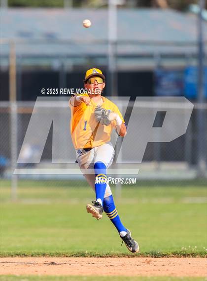 Thumbnail 2 in Bishop Amat vs La Salle photogallery.
