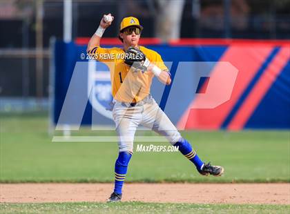 Thumbnail 3 in Bishop Amat vs La Salle photogallery.