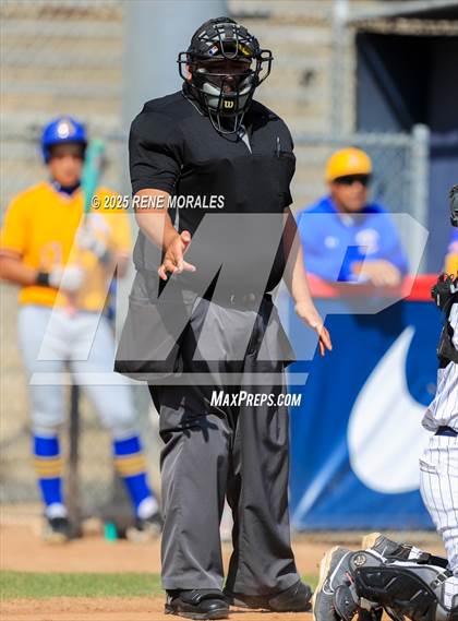 Thumbnail 2 in Bishop Amat vs La Salle photogallery.