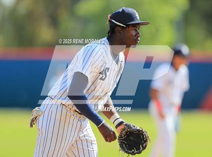 Thumbnail 2 in Bishop Amat vs La Salle photogallery.