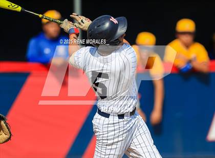 Thumbnail 2 in Bishop Amat vs La Salle photogallery.