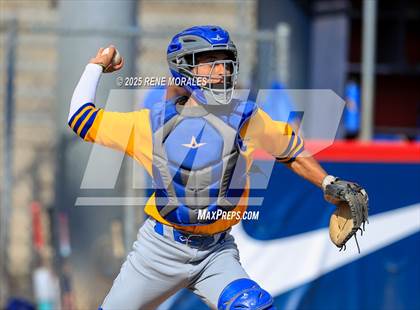 Thumbnail 3 in Bishop Amat vs La Salle photogallery.