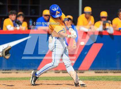 Thumbnail 3 in Bishop Amat vs La Salle photogallery.
