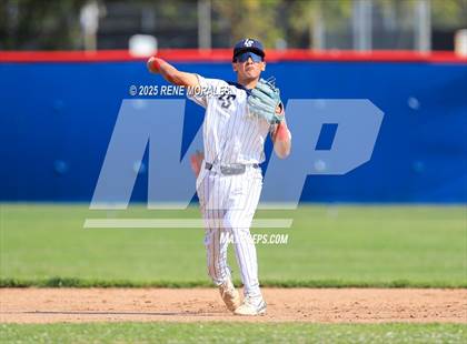 Thumbnail 3 in Bishop Amat vs La Salle photogallery.