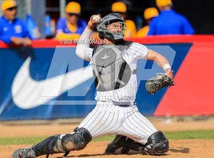 Thumbnail 3 in Bishop Amat vs La Salle photogallery.