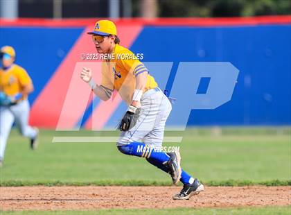 Thumbnail 3 in Bishop Amat vs La Salle photogallery.