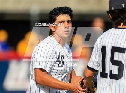 Thumbnail 2 in Bishop Amat vs La Salle photogallery.