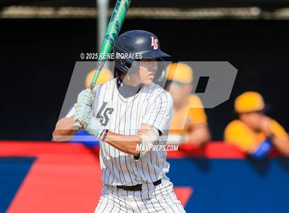 Thumbnail 3 in Bishop Amat vs La Salle photogallery.