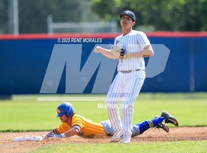 Thumbnail 2 in Bishop Amat vs La Salle photogallery.