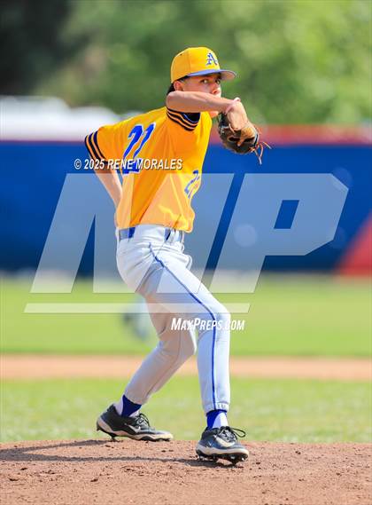Thumbnail 3 in Bishop Amat vs La Salle photogallery.