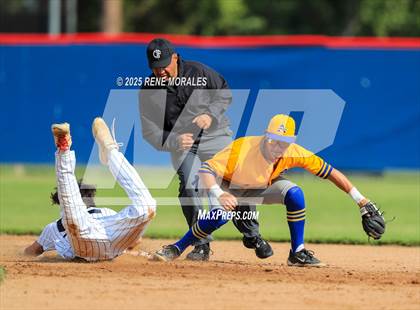 Thumbnail 3 in Bishop Amat vs La Salle photogallery.