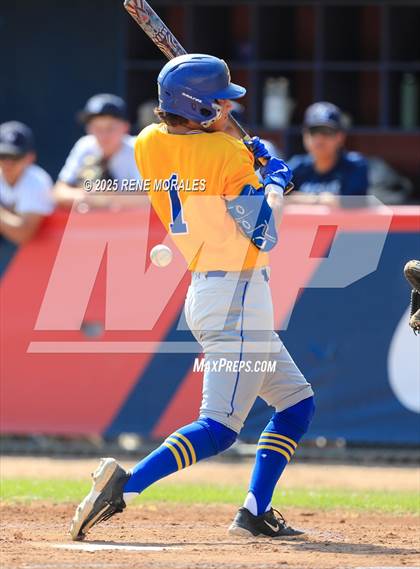 Thumbnail 3 in Bishop Amat vs La Salle photogallery.