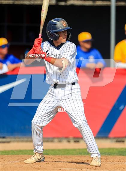 Thumbnail 2 in Bishop Amat vs La Salle photogallery.