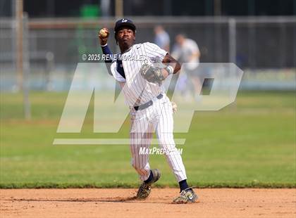 Thumbnail 2 in Bishop Amat vs La Salle photogallery.