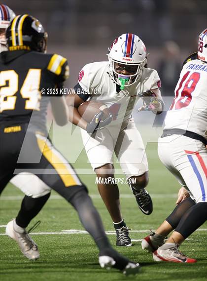 Thumbnail 3 in Ventura vs St. Ignatius College Preparatory (CIF Div 3AA Final) photogallery.