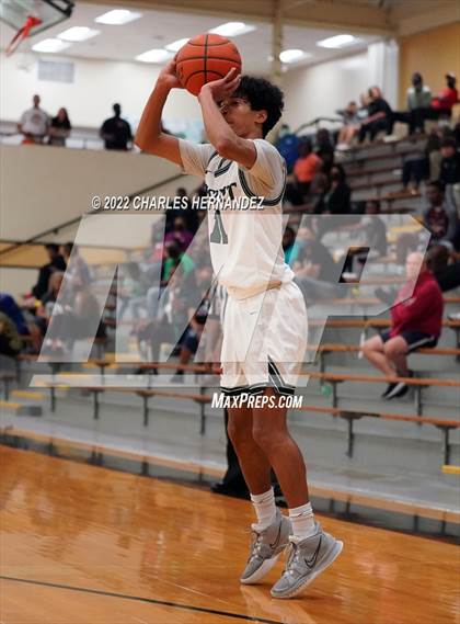 Thumbnail 2 in Strake Jesuit vs. Ellison (Conroe Christmas Classic) photogallery.