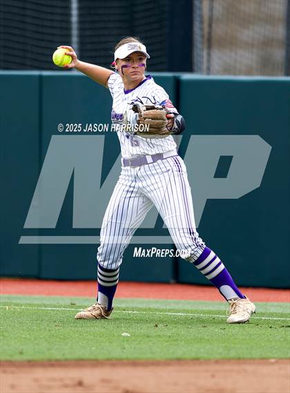 Thumbnail 3 in Shiner vs. Sundown (UIL Softball 2A D2 Final) photogallery.