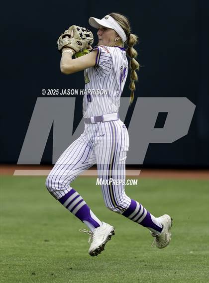 Thumbnail 2 in Shiner vs. Sundown (UIL Softball 2A D2 Final) photogallery.
