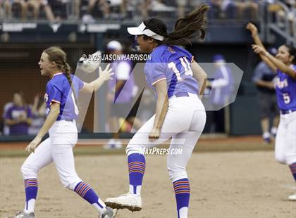 Thumbnail 3 in Shiner vs. Sundown (UIL Softball 2A D2 Final) photogallery.