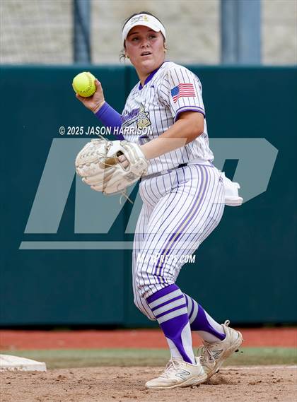 Thumbnail 1 in Shiner vs. Sundown (UIL Softball 2A D2 Final) photogallery.