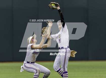Thumbnail 3 in Shiner vs. Sundown (UIL Softball 2A D2 Final) photogallery.