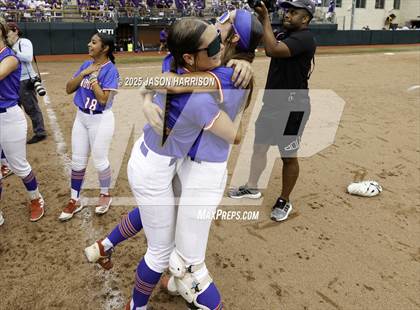 Thumbnail 2 in Shiner vs. Sundown (UIL Softball 2A D2 Final) photogallery.