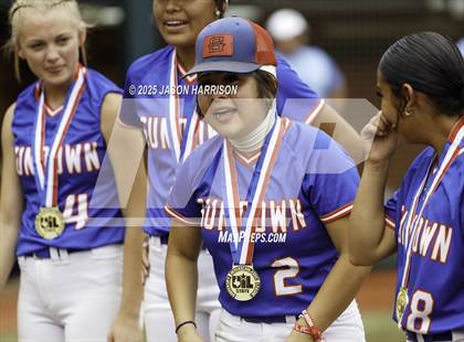 Thumbnail 1 in Shiner vs. Sundown (UIL Softball 2A D2 Final) photogallery.