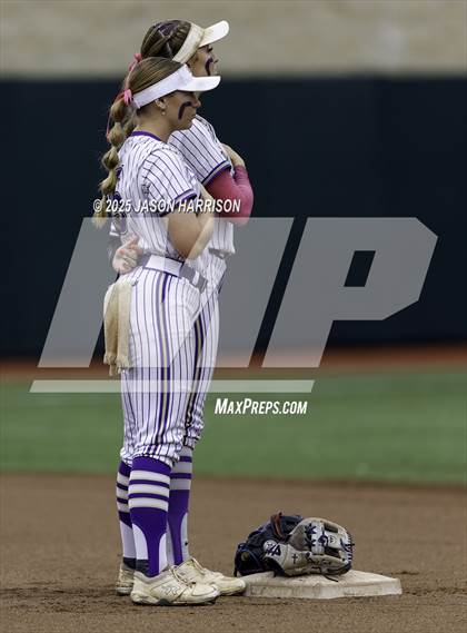 Thumbnail 2 in Shiner vs. Sundown (UIL Softball 2A D2 Final) photogallery.