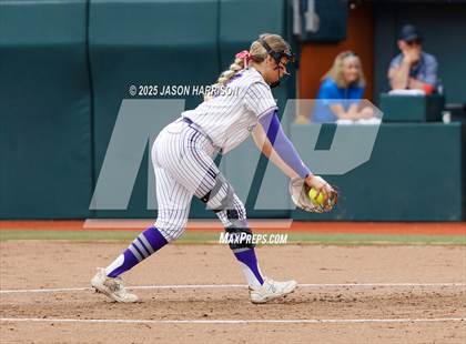 Thumbnail 2 in Shiner vs. Sundown (UIL Softball 2A D2 Final) photogallery.