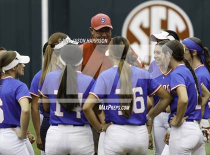 Thumbnail 1 in Shiner vs. Sundown (UIL Softball 2A D2 Final) photogallery.