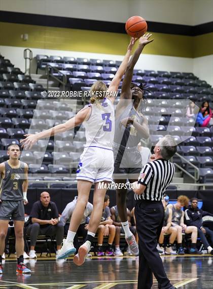 Thumbnail 2 in Dallas Christian vs. Kaufman (Kaufman Holiday Tournament) photogallery.