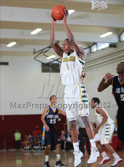 Thumbnail 2 in Edison vs. Los Osos (MaxPreps Holiday Classic) photogallery.