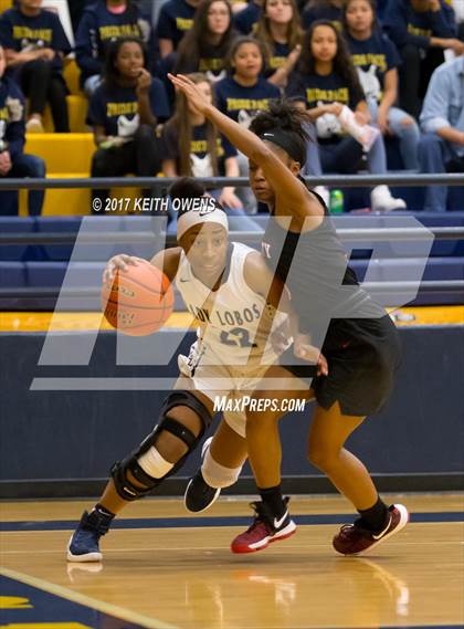 Thumbnail 3 in Little Elm vs. Liberty (5A Region 2 Bi-District Playoff) photogallery.