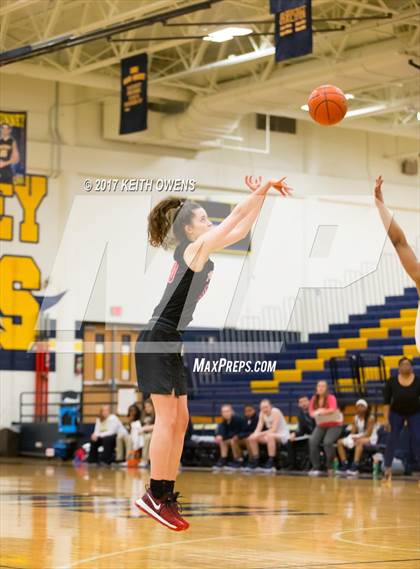 Thumbnail 2 in Little Elm vs. Liberty (5A Region 2 Bi-District Playoff) photogallery.