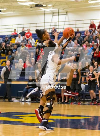 Thumbnail 2 in Little Elm vs. Liberty (5A Region 2 Bi-District Playoff) photogallery.