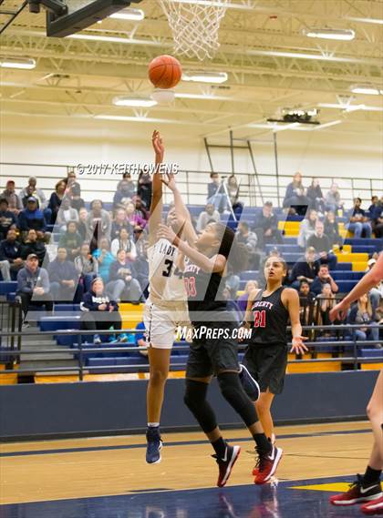 Thumbnail 1 in Little Elm vs. Liberty (5A Region 2 Bi-District Playoff) photogallery.