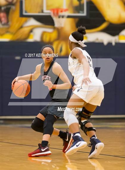 Thumbnail 2 in Little Elm vs. Liberty (5A Region 2 Bi-District Playoff) photogallery.