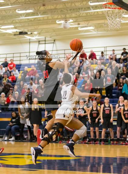 Thumbnail 3 in Little Elm vs. Liberty (5A Region 2 Bi-District Playoff) photogallery.