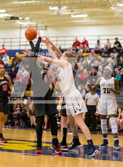 Thumbnail 1 in Little Elm vs. Liberty (5A Region 2 Bi-District Playoff) photogallery.