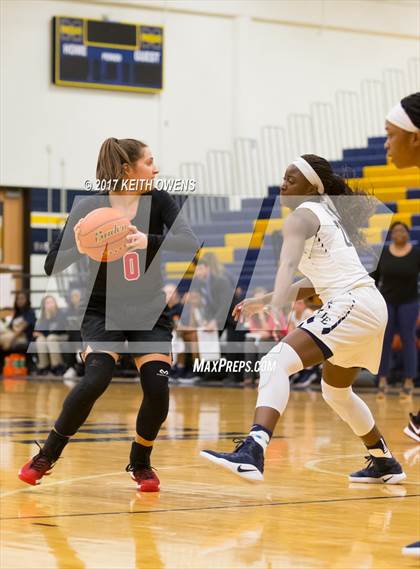 Thumbnail 2 in Little Elm vs. Liberty (5A Region 2 Bi-District Playoff) photogallery.