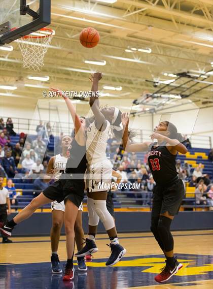 Thumbnail 2 in Little Elm vs. Liberty (5A Region 2 Bi-District Playoff) photogallery.