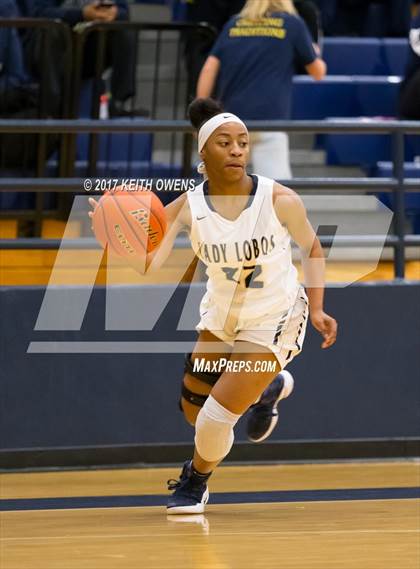 Thumbnail 3 in Little Elm vs. Liberty (5A Region 2 Bi-District Playoff) photogallery.