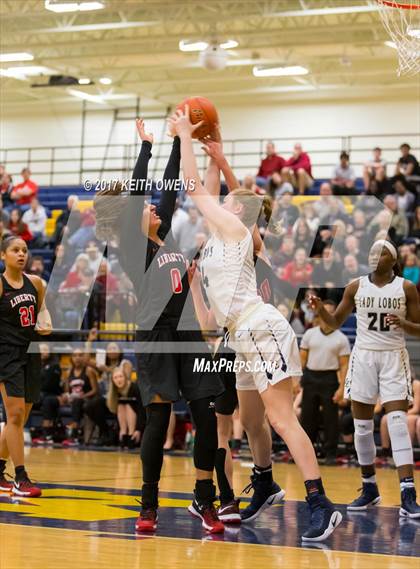 Thumbnail 3 in Little Elm vs. Liberty (5A Region 2 Bi-District Playoff) photogallery.