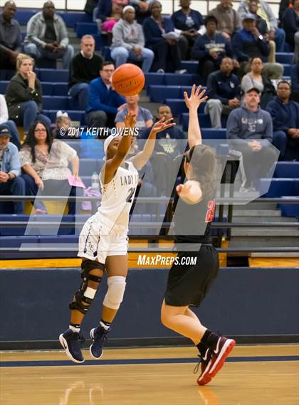 Thumbnail 2 in Little Elm vs. Liberty (5A Region 2 Bi-District Playoff) photogallery.