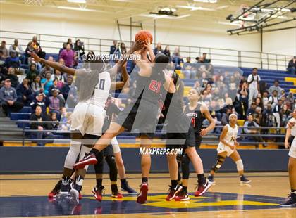 Thumbnail 2 in Little Elm vs. Liberty (5A Region 2 Bi-District Playoff) photogallery.