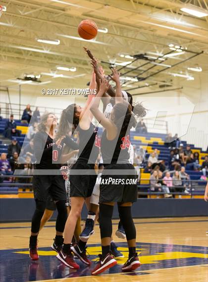 Thumbnail 3 in Little Elm vs. Liberty (5A Region 2 Bi-District Playoff) photogallery.