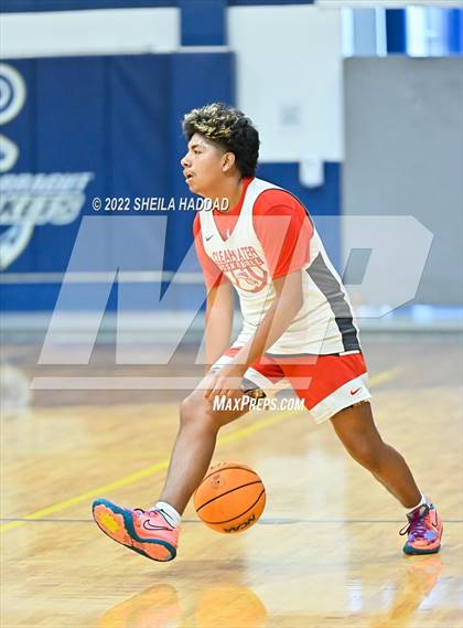 Thumbnail 2 in Calvary Christian vs Clearwater (The Hoop Vibe) photogallery.
